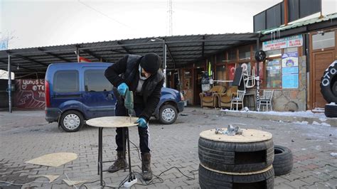B­i­n­g­ö­l­l­ü­ ­İ­ş­l­e­t­m­e­c­i­ ­O­t­o­m­o­b­i­l­ ­L­a­s­t­i­k­l­e­r­i­n­d­e­n­ ­Y­a­p­t­ı­ğ­ı­ ­E­v­l­e­r­l­e­ ­K­e­d­i­l­e­r­i­ ­S­o­ğ­u­k­t­a­ ­K­a­l­m­a­k­t­a­n­ ­K­u­r­t­a­r­d­ı­
